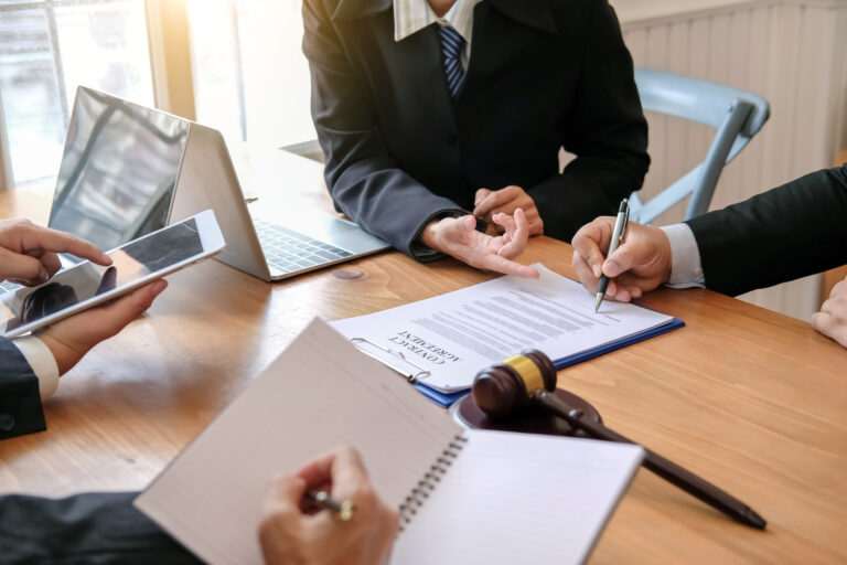 Einigungsgespräch Arbeitszeugnis-AdobeStock_233946777-Mobile